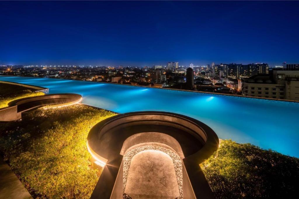 Апартаменты The Astra Sky River Chiangmai_Sky Pool_Old City Чиангмай Экстерьер фото