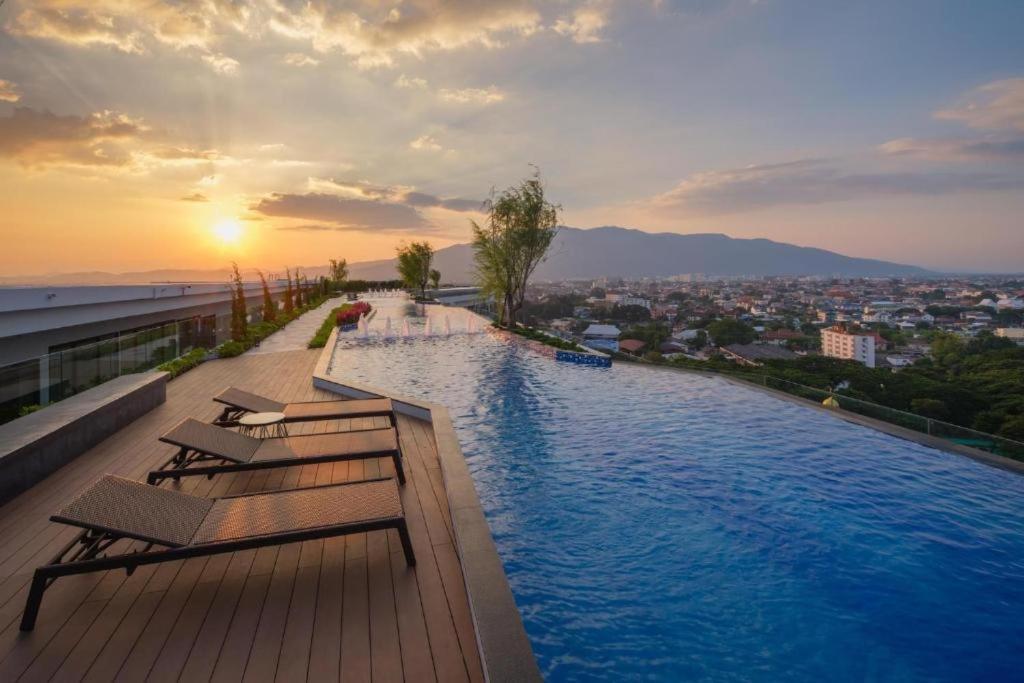 Апартаменты The Astra Sky River Chiangmai_Sky Pool_Old City Чиангмай Экстерьер фото