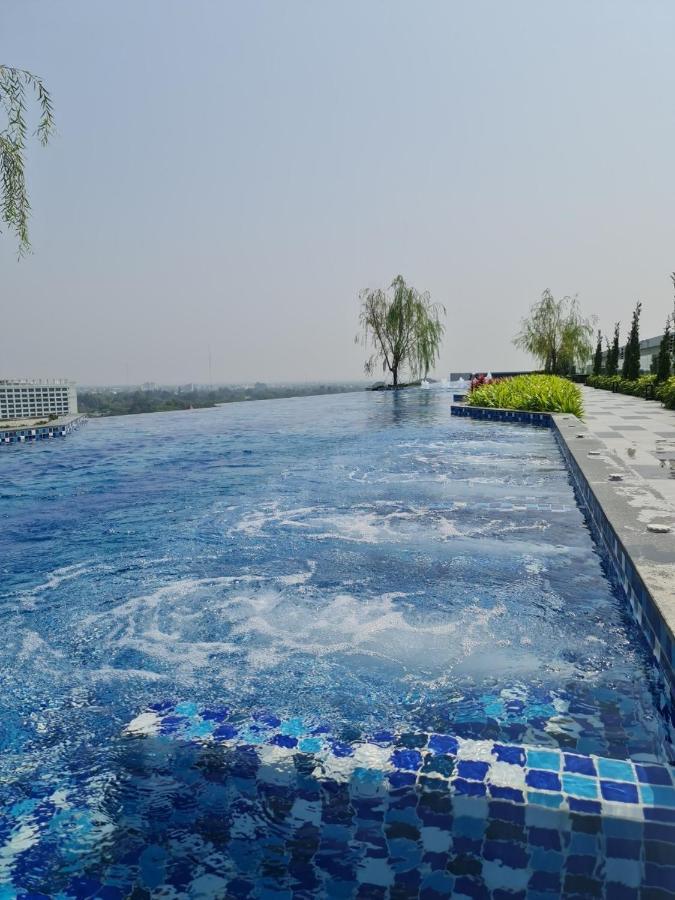 Апартаменты The Astra Sky River Chiangmai_Sky Pool_Old City Чиангмай Экстерьер фото